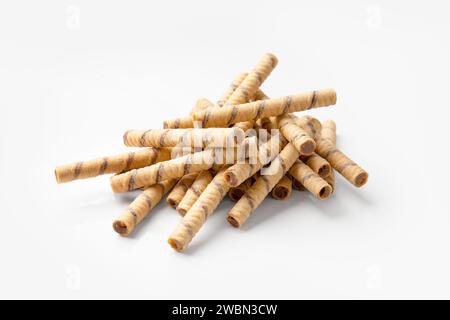 Des rouleaux de gaufrette croustillants avec de la crème au chocolat sont pliés en une belle pile sur un fond blanc. Pile de bâtonnets de gaufrette croustillants garnis de chocolat Banque D'Images