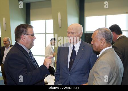 CAP CANAVERAL, Floride. - Ed Mango, directeur du programme commercial Crew Program de la NASA, est parti, s'entretenir avec l'astronaute John Glenn, du centre et l'administrateur de la NASA Charles Bolden avant un déjeuner le 17 février 2012, célébrant les 50 ans d'Américains en orbite, une ère qui a commencé avec la mission Mercury ma-6 de Glenn, le 20 février 1962. Le lancement de Glenn à bord d'une fusée Atlas a emporté avec lui les espoirs d'une nation entière et a inauguré une nouvelle ère de voyage spatial qui a finalement conduit les Américains à marcher sur la lune à la fin des années 1960 Glenn fut bientôt suivi en orbite par Scott Carpenter, Walter Schirra et Gordon Co Banque D'Images