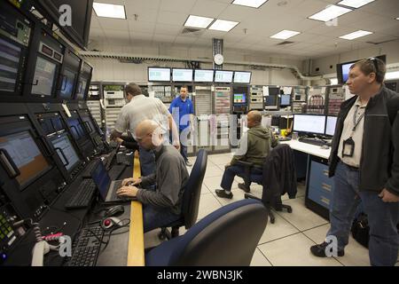 Base aérienne de VANDENBERG, Californie -- depuis leurs postes dans le laboratoire de télémétrie de la base aérienne de Vandenberg, les ingénieurs et les techniciens surveillent le compte à rebours d'un satellite Atlas V de la United Launch Alliance avec la mission de continuité des données Landsat, ou LDCM, avant le décollage. La mission de continuité des données Landsat, ou LDCM, est l'avenir des satellites Landsat. Il continuera d'obtenir des données et des images précieuses qui seront utilisées dans les domaines de l'agriculture, de l'éducation, des affaires, des sciences et du gouvernement. Le programme Landsat permet l'acquisition répétitive de données multispectrales à haute résolution de la surface de la Terre sur un glob Banque D'Images