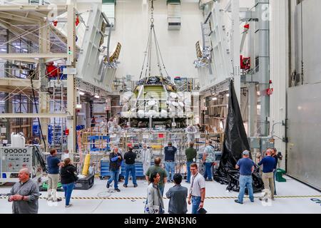 Les ingénieurs connectent l’équipage d’Orion et les modules de service pour la mission Artemis II le 19 octobre 2023, à l’intérieur du Neil Armstrong Operations and Checkout Building du Kennedy Space Center de la NASA en Floride. Une fois les modules équipage et service intégrés, l'équipe mettra sous tension le module équipage et service combinés pour la première fois. Une fois les tests de mise sous tension terminés, Orion commencera les tests en chambre d'altitude, ce qui mettra le vaisseau spatial dans des conditions aussi proches que possible de l'environnement qu'il connaîtra dans le vide de l'espace lointain. Les modules équipage et service sont les deux composantes principales o Banque D'Images