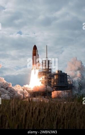La navette spatiale Endeavour décolle de l'aire de lancement 39A à 8 h 56 HAE pour son dernier vol le 16 mai 2011. Banque D'Images