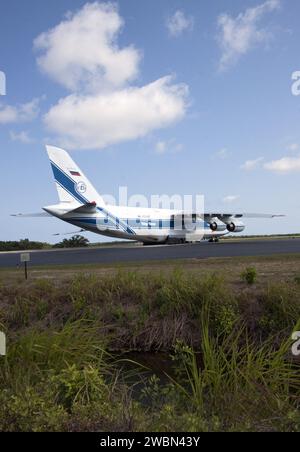 Un avion cargo Volga-Dnepr Antonov AN-124-100 a livré l'étage supérieur Centaur d'une fusée Atlas V United Launch Alliance à la base aérienne de Cape Canaveral. La sonde Juno de la NASA lancera à bord de l'Atlas V pour orbiter autour de Jupiter 33 fois afin d'étudier sa structure, son atmosphère, sa magnétosphère et son noyau solide potentiel. Banque D'Images