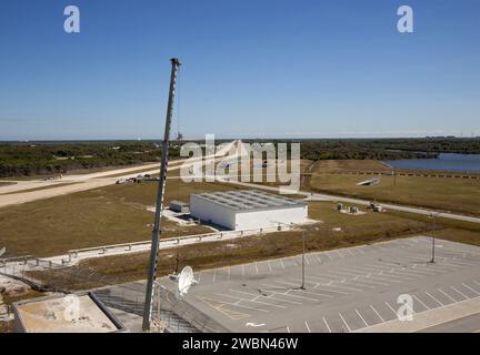 CAP CANAVERAL, Floride. – Une grue soulève une nouvelle antenne de télémétrie parabolique et une nouvelle caméra de suivi sur le toit du Launch Control Center, ou LCC, dans le Launch Complex 39 du Kennedy Space Center de la NASA en Floride. Ce système d'antenne et de caméra est le premier des trois systèmes qui seront installés sur le toit du LCC pour la station de radiofréquence et de télémétrie RFTS, qui sera utilisé pour surveiller les communications radiofréquence d'un lanceur au niveau de la rampe de lancement 39a ou B ainsi que pour fournir un relais radiofréquence pour un lanceur dans le bâtiment de montage des véhicules. Le RFTS remplace les communications de l'ère navette A. Banque D'Images