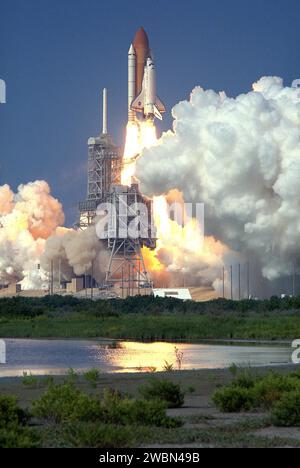 KENNEDY SPACE CENTER, FLORIDE. -- de la fumée s'échappe de la plate-forme de lancement 39a alors que la navette spatiale Discovery s'envole dans le ciel bleu lors de la mission STS-105 vers la Station spatiale internationale. Le décollage s'est produit à 5 10 14 h HAE lors de cette deuxième tentative de lancement. Les activités de compte à rebours de lancement pour la mission de 12 jours ont été annulées le 9 août pendant la pause des minutes T-9 en raison du potentiel élevé de foudre, d'une couverture nuageuse épaisse et du potentiel de averses. Outre l'équipage de la navette de quatre personnes, Discovery transporte l'équipage de l'expédition trois qui remplacera l'expédition deux sur la Station spatiale internationale. La mission comprend Banque D'Images