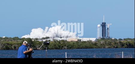 Une fusée SpaceX Falcon 9 avec le vaisseau spatial Crew Dragon de la société à bord est vue sur la rampe de lancement du complexe Launch 39a lors d'un bref essai de tir statique en prévision de la mission SpaceX Demo-2 de la NASA, vendredi 22 mai 2020, au Kennedy Space Center de la NASA en Floride. La mission SpaceX Demo-2 de la NASA est le premier lancement avec des astronautes du vaisseau spatial SpaceX Crew Dragon et de la fusée Falcon 9 vers la Station spatiale internationale dans le cadre du programme commercial Crew de l’agence. Le vol d’essai sert de démonstration de bout en bout du système de transport de l’équipage de SpaceX. Robert Behnken et Douglas Hurley sont ppb Banque D'Images