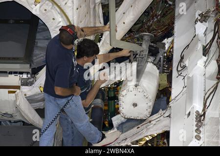 CAP CANAVERAL, Floride. – À l’intérieur de l’Orbiter Processing Facility-2 du Kennedy Space Center de la NASA en Floride, des techniciens assistent lorsqu’une grue spéciale est utilisée pour soulever l’une des trois piles à combustible de la baie de charge utile de la navette spatiale Atlantis. Les piles à combustible seront vidées de tous les liquides. Les dewars d’hydrogène et d’oxygène qui alimentent les réactifs aux piles à combustible restent dans le milieu du corps d’Atlantis et seront purgés avec des gaz inertes et évacués vers le bas. Le travail fait partie du processus de transition et de retrait de la navette Atlantis dans le cadre du Programme de la navette spatiale. L'orbiteur est en préparation pour être exposé à l'espace Kennedy Banque D'Images