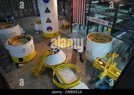 CAP CANAVERAL, Floride. – Dans la baie haute 4 du bâtiment d'assemblage de véhicules au Kennedy Space Center de la NASA en Floride, le module d'équipage de simulateur pour la fusée Ares I-X rejoint d'autres segments de fusée sur le sol. Le module Crew fait partie du matériel qui sera utilisé pour le lancement d'Ares I-X. Arrive également un système d'abandon de lancement qui, avec le module, formera la pointe de la fusée. Ares I-X est le vol d'essai de l'Ares I. Le vol I-X fournira à la NASA une occasion précoce de tester et de prouver le matériel, les installations et les opérations au sol associés à Ares I. Le lancement du 321-foot-tal Banque D'Images