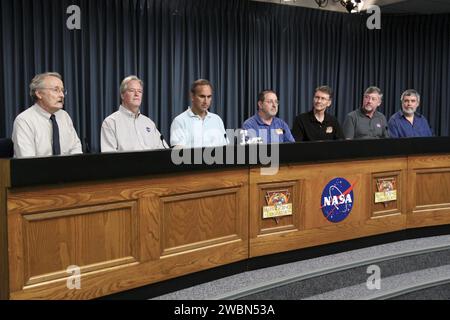 CAP CANAVERAL, Floride. – Le Kennedy Space Center de la NASA en Floride accueille un briefing scientifique du Mars Science Laboratory (MSL) dans le cadre des activités de pré-vol de la mission MSL. De gauche à droite, Guy Webster, officier des affaires publiques de la NASA, anime la conférence en présence de Michael Meyer, scientifique en chef du programme d'exploration de Mars de la NASA ; John Grotzinger, scientifique du projet Mars Science Laboratory California Institute of Technology, Pasadena, Californie; Michael Malin, chercheur principal pour les enquêtes de la caméra de mât et de l'imageur de descente de Mars sur Curiosity, Malin Space Science Systems ; Roger Wiens, prin Banque D'Images