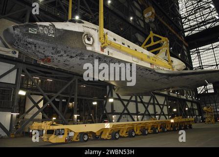 Au Kennedy Space Center de la NASA, la navette spatiale Discovery est montée à la verticale à l’intérieur du bâtiment d’assemblage de véhicules pour l’intégration avec son réservoir de carburant externe et ses propulseurs de fusée solide, en préparation du déploiement sur la plateforme de lancement 39A pour la mission STS-128 à destination de la Station spatiale internationale. Banque D'Images