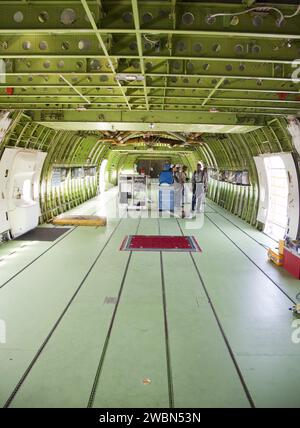 CAP CANAVERAL, Floride. – Au Kennedy Space Center de la NASA en Floride, les techniciens de maintenance du Dryden Flight Research Center de la NASA en Californie vérifient l’équipement à l’intérieur de l’avion porteur Shuttle Carrier de la NASA modifié 747 jet, ou SCA, après être arrivés au Shuttle Landing Facility depuis la base aérienne Edwards en Californie. Au cours de la transition et du processus de retrait du programme de la navette spatiale, Discovery a été préparé pour être exposé au Musée national de l’Air et de l’espace du Smithsonian, Steven F. Udvar-Hazy Center à Chantilly, en Virginie Discovery devrait être transporté au sommet du SCA, désigné NASA 905, à Banque D'Images