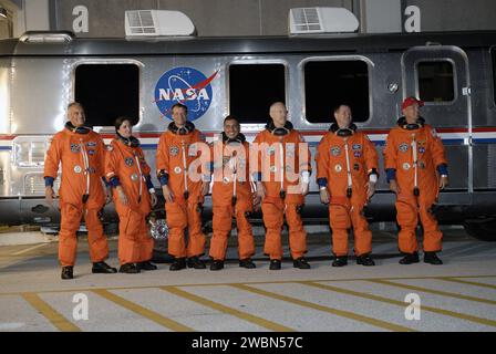 CAP CANAVERAL, Floride. – Les membres de l’équipage STS-128 font une pause devant l’Astrovan qui les amènera à la plateforme de lancement 39A. De gauche à droite, les spécialistes de mission Danny Olivas, Nicole Stott, Christer Fuglesang, Jose Hernandez et Patrick Forrester, le pilote Kevin Ford et le commandant Rick Sturckow. Au PAD, les astronautes compléteront leur costume et entreront dans la navette spatiale Discovery pour le décollage de 1:36 h HAE. La mission de 13 jours permettra de livrer plus de 7 tonnes de fournitures, de racks scientifiques et d'équipement, ainsi que du matériel environnemental supplémentaire pour soutenir six membres d'équipage à bord de l'International Space Stat Banque D'Images