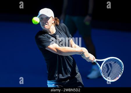 Melbourne, Victoria, Australie. 11 janvier 2024. IgA SWIATEK de Pologne termine une séance de formation avec Maria Sakkari de Grèce avant l’Open d’Australie 2024 à Melbourne Park. (Image de crédit : © Chris Putnam/ZUMA Press Wire) USAGE ÉDITORIAL SEULEMENT! Non destiné à UN USAGE commercial ! Banque D'Images