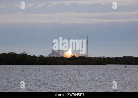 Une fusée SpaceX Falcon 9 décolle du Space Launch Complex 40 à Cape Canaveral, transportant une capsule Dragon avec une cargaison jusqu'à la Station spatiale internationale. Il s’agit de la troisième mission de la capsule et du deuxième des douze vols de ravitaillement de la NASA. Banque D'Images