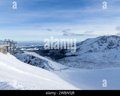 Paysage du pic enneigé Kasprowy Wierch dans la montagne Tatras en hiver. Remontées mécaniques en Pologne montagnes, sports d'hiver Banque D'Images