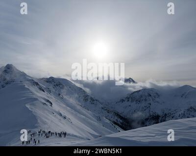 Brouillard neigeux ou blizzard sur le sommet des Tatras en hiver. Sentier de randonnée avec des touristes, lieu populaire en Pologne, Kasprowy Wierch. Banque D'Images