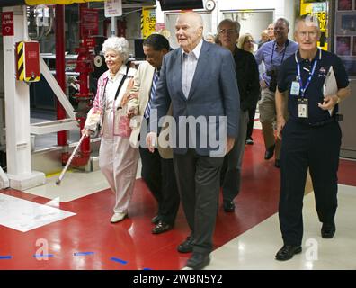 CAP CANAVERAL, Floride. -- John Glenn et sa femme, Annie, sont partis, entrent dans Orbiter Processing Facility-1 OPF-1 au Kennedy Space Center de la NASA en Floride où la navette spatiale Discovery est en préparation pour l'exposition publique. Glenn est au centre spatial pour marquer le 50e anniversaire d'être le premier astronaute américain à orbiter autour de la Terre à l'intérieur de la capsule Friendship 7 du projet Mercury de la NASA le 20 février 1962. Glenn retourna plus tard dans l'espace en octobre 1998 en tant que spécialiste de la charge utile à bord de la mission STS-95 de Discovery. Le lancement de Glenn à bord d'une fusée Atlas a emporté avec lui les espoirs d'une nation entière et de nous Banque D'Images