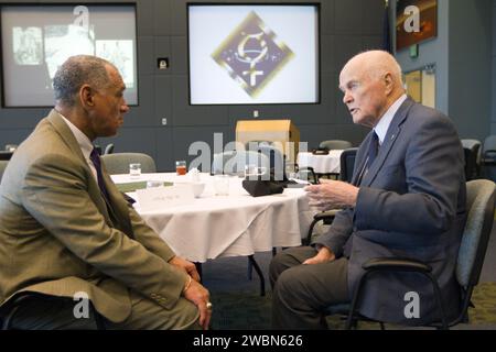 CAP CANAVERAL, Floride. -L'administrateur de la NASA Charles Bolden, à gauche, discute avec l'astronaute John Glenn après un déjeuner le 17 février 2012, célébrant les 50 ans d'Américains en orbite, une ère qui a commencé avec la mission Mercury ma-6 de Glenn, le 20 février 1962. Le lancement de Glenn à bord d'une fusée Atlas a emporté avec lui les espoirs d'une nation entière et a inauguré une nouvelle ère de voyage spatial qui a finalement conduit les Américains à marcher sur la lune à la fin des années 1960 Glenn fut bientôt suivi en orbite par Scott Carpenter, Walter Schirra et Gordon Cooper. Leurs collègues astronautes Mercury Alan Shepard et Virgil 'Gus' GR Banque D'Images