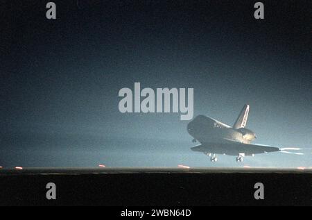 La navette spatiale Discovery a atterri sur la piste 15 du Kennedy Space Center après avoir terminé la STS-102, la huitième mission vers l'ISS, livré le module logistique Leonardo et retourné l'équipage de l'expédition One. La mission de 12 jours a parcouru 5,3 millions de miles et a marqué le 54e débarquement du KSC, le 12e de nuit. Banque D'Images