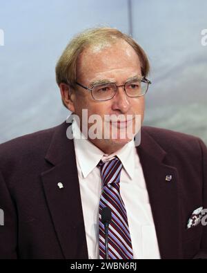 Base aérienne de VANDENBERG, Californie -- George Diller des Affaires publiques de la NASA a modéré une conférence de presse de pré-lancement à la base aérienne de Vandenberg, Californie, au cours de laquelle la NASA et les responsables de l'entrepreneur ont discuté de la préparation de la NASA à lancer la mission de continuité des données Landsat, ou LDCM. La mission de continuité des données Landsat LDCM est l'avenir des satellites Landsat. Il continuera d'obtenir des données et des images précieuses qui seront utilisées dans les domaines de l'agriculture, de l'éducation, des affaires, des sciences et du gouvernement. Le programme Landsat permet l'acquisition répétitive de données multispectrales à haute résolution de la surface de la Terre sur une base globale. Banque D'Images