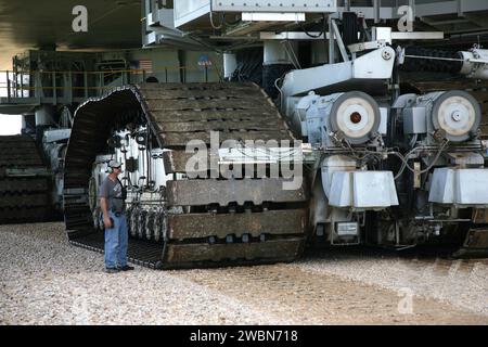 Au Centre spatial Kennedy de la NASA, un travailleur inspecte le transporteur à chenilles transportant la navette spatiale Endeavour jusqu'au Launch Pad 39A. Le roulage de 3,4 milles a été ralenti pour éliminer la boue et les bandes de roulement engorgées d'eau. La mission STS-128 de Discovery livrera un nouveau membre d'équipage et 33 000 livres d'équipement à la Station spatiale internationale, y compris des racks scientifiques, des racks de stockage, un congélateur, un compartiment de couchage, et le tapis roulant COLBERT. Banque D'Images