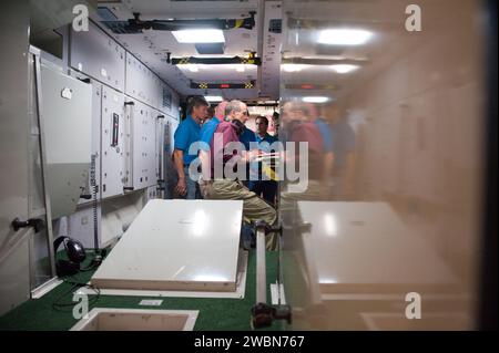 Les membres d'équipage des expéditions 30, 31 et 32 se sont entraînés aux scénarios d'urgence sur les maquettes de l'ISS dans le bâtiment 9NW le 14 juillet 2011, dans le cadre de la préparation standard pour les opérations de la station. Banque D'Images