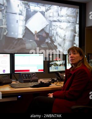 Lori Garver, administratrice adjointe de la NASA, écoute lors d’une visite de l’orbital Sciences Corporation, Mission Operations Center, mardi 11 janvier 2011 à Dulles, VA. Banque D'Images