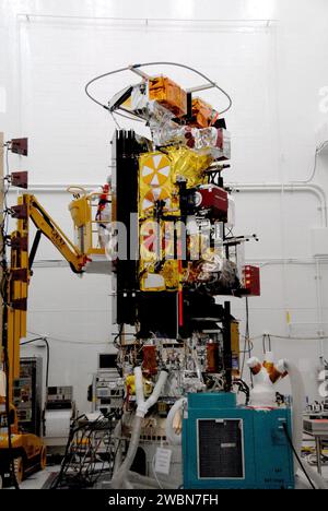 Dans les installations de la NASA à la base aérienne de Vandenberg, en Californie, le satellite NOAA-N Prime subit des tests d’éclairage de panneaux solaires avant son lancement. Le satellite est un engin spatial environnemental en orbite polaire développé pour la NOAA. Banque D'Images