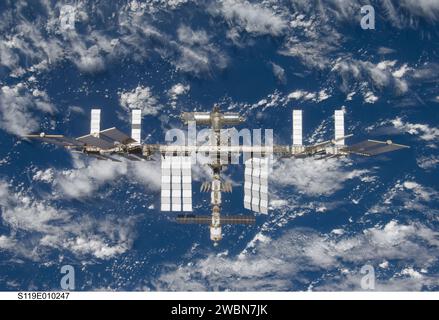 S119-E-010247 (25 mars 2009) --- la Station spatiale internationale est vue depuis la navette spatiale Discovery alors que les deux engins commencent leur séparation relative. Plus tôt, les équipages STS-119 et Expedition 18 ont conclu 9 jours, 20 heures et 10 minutes de travail coopératif à bord de la navette et de la gare. Le désamarrage des deux engins spatiaux a eu lieu à 2:53 h (CDT) le 25 mars 2009. Banque D'Images