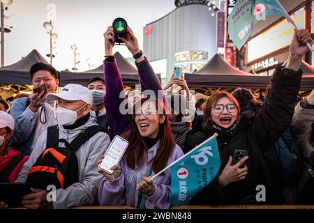 Taipei, Taïwan. 11 janvier 2024. Les supporters du TPP chantent des slogans pendant l'événement à Ximendin. Les 2 derniers jours jusqu'au jour de l'élection présidentielle de Taiwan 2024, le candidat à la présidence Ko Wen-je du Parti populaire de Taiwan (TPP) salue ses partisans à Ximendin à Taipei, Taiwan. Crédit : SOPA Images Limited/Alamy Live News Banque D'Images