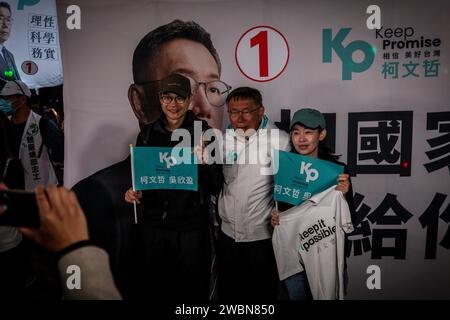 Taipei, Taïwan. 11 janvier 2024. Le candidat présidentiel du TPP Ko Wen-je pose pour une photo avec des supporters lors de l'événement à Ximendin. Les 2 derniers jours jusqu'au jour de l'élection présidentielle de Taiwan 2024, le candidat à la présidence Ko Wen-je du Parti populaire de Taiwan (TPP) salue ses partisans à Ximendin à Taipei, Taiwan. Crédit : SOPA Images Limited/Alamy Live News Banque D'Images