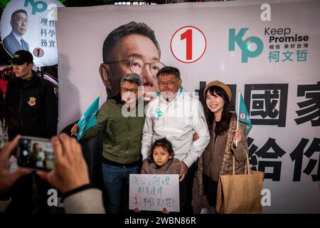 Taipei, Taïwan. 11 janvier 2024. Le candidat présidentiel du TPP Ko Wen-je pose pour une photo avec des supporters lors de l'événement à Ximendin. Les 2 derniers jours jusqu'au jour de l'élection présidentielle de Taiwan 2024, le candidat à la présidence Ko Wen-je du Parti populaire de Taiwan (TPP) salue ses partisans à Ximendin à Taipei, Taiwan. Crédit : SOPA Images Limited/Alamy Live News Banque D'Images