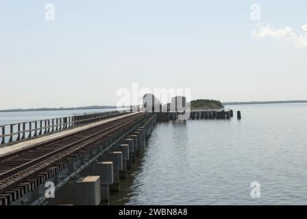 La NASA Railroad transporte les derniers segments de fusée solide de la navette spatiale au-dessus de la rivière Indian de Jay Jay Rail Yard à Titusville, en Floride, au Kennedy Space Center. Six voitures transportent des segments de l'usine d'appoint ATK à Promontory, Utah. Les boosters sont désignés pour la navette Atlantis lors de la mission de sauvetage potentielle « lancement sur besoin » pour le vol STS-134 d'Endeavour. Banque D'Images