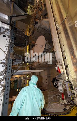 CAP CANAVERAL, Floride. – Sur la plate-forme de lancement 39a du Kennedy Space Center de la NASA en Floride, les travailleurs dans la salle de changement de charge utile de la structure de service rotative surveillent de près la fermeture des portes de la baie de charge utile de la navette spatiale Endeavour en préparation du lancement de la mission STS-127. La mission STS-127 est le dernier de trois vols consacrés à l'assemblage du complexe de laboratoires japonais Kibo sur la Station spatiale internationale. Banque D'Images