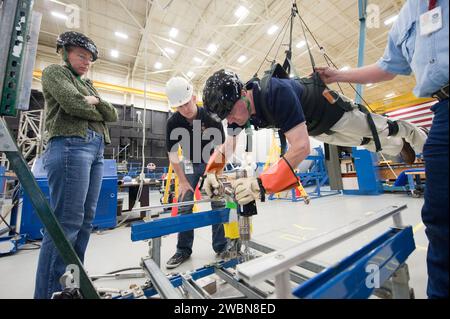 JSC2011-F-017417 (16 février 2011) --- l'astronaute de la NASA Rex Walheim, spécialiste de la mission STS-135, participe à une séance d'entraînement sur les activités extravéhiculaires (EVA) dans la zone d'essai du simulateur de gravité partielle (POGO) du Space Vehicle Mock-up Facility du Johnson Space Center de la NASA. L'astronaute de la NASA Sandy Magnus, spécialiste de mission, regarde. Banque D'Images