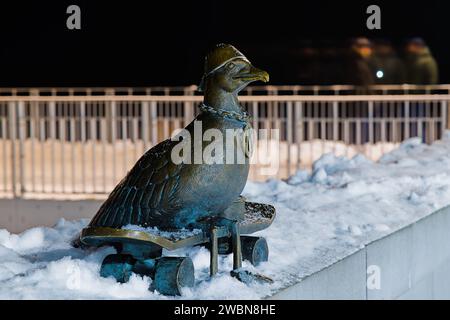 Sur le quai de Kolobrzeg, « Marian », une sculpture de mouette, se dresse gracieusement au milieu d'une nuit d'hiver enchantée. La jetée enneigée renforce le b serein Banque D'Images