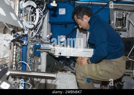 L'astronaute de la JAXA Satoshi Furukawa, ingénieur de vol de l'expédition 29, utilise le dispositif SLAMMD du laboratoire Columbus de l'ISS pour mesurer la masse des astronautes en microgravité. Banque D'Images
