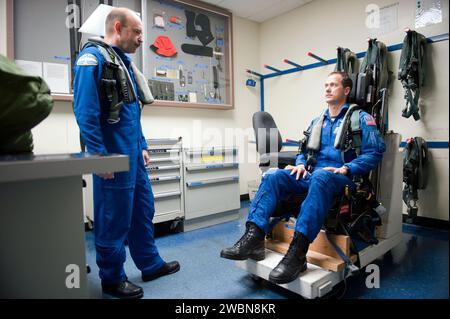 Date : 03-09-12 lieu : Ellington Field sujet : expédition 35 (Soyouz 33S) Tom Marshburn, membre d'équipage, se préparant pour son T-38 fligh avec le pilote de la NASA Thomas parent. Banque D'Images