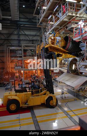 CAP CANAVERAL, Floride. – Au Kennedy Space Center de la NASA en Floride, des techniciens utilisant un chariot élévateur Hyster « poignardent » l’un des trois moteurs principaux de la navette spatiale Discovery pour l’enlever. La dépose du moteur fait partie du processus post-atterrissage. Discovery a terminé la mission STS-119 en mars 28 avec un atterrissage à l'installation d'atterrissage de la navette Kennedy. Chaque moteur mesure 14 pieds de long, pèse environ 6 700 livres et mesure 7,5 pieds de diamètre à l'extrémité de la buse. Discovery Next sera utilisé lors de la mission STS-128 pour livrer des fournitures et de l'équipement à la Station spatiale internationale. Le lancement est prévu pour Un Banque D'Images