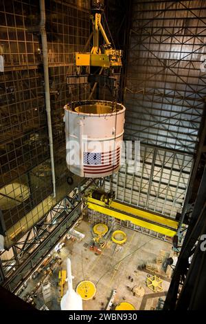 CAP CANAVERAL, Floride. – Dans le bâtiment d'assemblage de véhicules High Bay 4 au Kennedy Space Center de la NASA en Floride, une grue soulève l'Ares I-X Super Stack 4 dans les niveaux supérieurs pour le transférer à High Bay 3 où il sera intégré à Super Stack 3. À l'étage ci-dessous, à gauche, on peut voir le système d'abandon de lancement de module d'équipage et la pile d'adaptateur de service de module de service de simulateur. Cinq superstacks constituent l'étage supérieur qui sera intégré au premier étage du propulseur à propergol solide à quatre segments sur la plate-forme de lancement mobile. Ares I-X est le véhicule d'essai pour l'Ares I, qui fait partie de la Co Banque D'Images