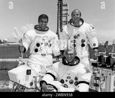 CAP CANAVERAL, Floride. -- l'équipage d'Apollo 17 a pris le temps de l'entraînement pour poser pour la presse après que le véhicule spatial pour leur mission d'atterrissage lunaire habitée a été déplacé à Pad A, complexe 39 aujourd'hui. Le commandant d’Apollo 17 Eugene A Cernan est assis aux commandes du simulateur de véhicule itinérant lunaire One-G utilisé pour simuler des opérations à la surface de la Lune. Avec Cernan sont le pilote du module lunaire Dr. Harrison H. “Jack” Schmitt, gauche et Command module Plot Ronald A. Evans. Le véhicule spatial Apollo 17, dont le lancement est prévu depuis le KSC lors de la sixième mission d'atterrissage lunaire habitée américaine le 6 décembre 1972, est dans le backg Banque D'Images