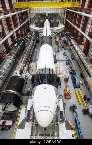 Une fusée SpaceX Falcon 9 et la résilience Crew Dragon pour la mission Crew-1 de la NASA SpaceX sont vues à l’intérieur du hangar SpaceX du Kennedy Space Center de la NASA en Floride le 9 novembre 2020, avant d’être déployées sur la plateforme de lancement 39A. Crew-1 est la première mission régulière d’équipage d’un vaisseau spatial commercial américain avec des astronautes à la Station spatiale internationale dans le cadre du programme commercial Crew de la NASA. La capsule Crew Dragon sera lancée au sommet d’une fusée Falcon 9 du Launch Complex 39a transportant les astronautes Michael Hopkins, Victor Glover, Shannon Walker et l’astronaute de l’Agence japonaise d’exploration aérospatiale (JAXA) Soichi Nog Banque D'Images