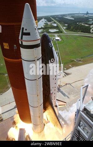 La navette spatiale Discovery a été lancée à 11 h 37 depuis la station 39B du Kennedy Space Center pour STS-26, une mission de quatre jours marquant le retour de l'Amérique dans l'espace. L'équipage a déployé le satellite de repérage et de relais de données TDRS-C à partir de la soute de charge utile. L'étage supérieur inertiel placera le TDRS-C en orbite géosynchrone pour relayer les données des engins spatiaux en orbite terrestre basse et assurer les communications air-sol. L'équipage comprend le commandant Rick Hauck, le pilote Richard Covey et les spécialistes de mission Dave Hilmers, Mike Lounge et George Nelson. Banque D'Images