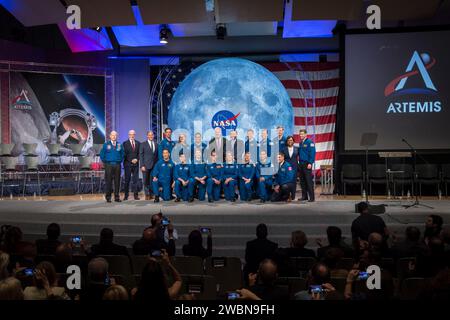 Jsc2020e000653 (10 janvier 2020) --- la classe d'astronautes de 2017 pose pour un portrait avec des officiels de la NASA et des sénateurs du Texas au Johnson Space Center à Houston, Texas. Dans la première rangée (à partir de la gauche) se trouvent les astronautes de la NASA Jonny Kim, Jessica Watkins, Kayla Barron, Jasmin Moghbeli, Loral O'Hara, Zena Cardman et Raja Chari et Jeremy Hansen, astronaute de l'Agence spatiale canadienne (ASC). Dans la dernière rangée (à partir de la gauche) se trouvent Patrick Forrester, chef du bureau de l'astronuat, Mark Geyer, directeur du Johnson Space Center, Jim Bridenstine, administrateur de la NASA, Joshua Kutryk et Jenni, astronautes de l'Agence spatiale canadienne (ASC) Banque D'Images