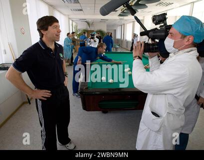 L’ingénieur de vol d’expédition 19 Michael R. Barratt est interviewé par des membres de la presse lors d’une pause récréative à l’hôtel Cosmonaut, samedi 21 mars 2009 à Baïkonour, Kazakhstan. Banque D'Images