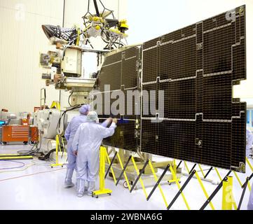 CENTRE SPATIAL KENNEDY, FLA. - Dans le Payload Hazardous Servicing Facility, les techniciens inspectent les panneaux solaires de Mars reconnaissance Orbiter (MRO) lors d'un test de vérification des interférences électromagnétiques. Si aucune interférence n'est décelée pendant l'essai, l'antenne radar peu profonde (SHARAD) sera installée sur l'engin spatial. L ' engin spatial subit de multiples opérations d ' assemblage mécanique et essais électriques pour vérifier qu ' il est prêt à être lancé. Le MRO a été construit par Lockheed Martin pour le Jet propulsion Laboratory de la NASA en Californie. C'est la prochaine étape majeure dans l'exploration de Mars et schedul Banque D'Images