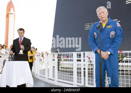 CAP CANAVERAL, Floride. – Des fleurs sont placées au Space Mirror Memorial de la Fondation astronautes au Kennedy Space Center Visitor Complex de la NASA à l'occasion du 28e anniversaire de l'accident de la navette spatiale Challenger. Le jour de l'accident en 1986 a été amèrement froid. Les températures ont plané à quelques degrés au-dessus du point de congélation alors que Challenger et ses sept astronautes ont décollé pour la mission STS-51L. Le vol s'est terminé seulement 73 secondes plus tard, lorsqu'un joint torique dans le propulseur d'appoint solide droit a échoué, provoquant une boule de feu qui a conduit à la perte du véhicule et du commandant d'équipage Francis Scobee, pilote Michael Banque D'Images