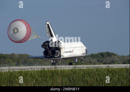 La navette spatiale Atlantis a atterri sur la piste 33 au Kennedy Space Center après avoir terminé la mission STS-132 de 12 jours, livrant le Mini module de recherche-1 à la Station spatiale internationale. Banque D'Images