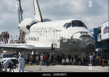 Après avoir atterri sur la piste 33 au Kennedy Space Center, les équipages du convoi sécurisent la navette spatiale Discovery à la suite de sa mission STS-131 de 15 jours. L'équipe de véhicules spécialisés et de personnel assiste l'équipage, sécurise l'orbiteur et le remorque jusqu'à son hangar de traitement. Banque D'Images
