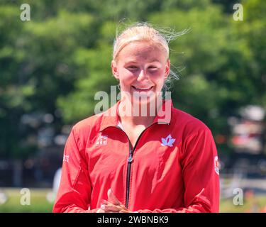 Dartmouth, Canada. 7 août 2022. La canadienne Sophia Jensen reçoit sa médaille d’argent dans la course des Championnats du monde C1 femmes du 500m sous les acclamations de la foule locale. Les Championnats du monde de canoë-kayak et de paracanoe 2022 de l’ICF ont lieu sur le lac Banook à Dartmouth (Halifax). Banque D'Images