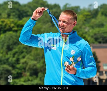 Dartmouth, Canada. 7 août 2022. Médaillés d'or et champion du monde Cătălin Chirilă de Roumanie reçoit sa médaille dans l'épreuve C1 Men 1000m qu'il a remporté par plus d'une seconde complète. Les Championnats du monde de canoë-kayak et de paracanoe 2022 de l’ICF ont lieu sur le lac Banook à Dartmouth (Halifax). Banque D'Images